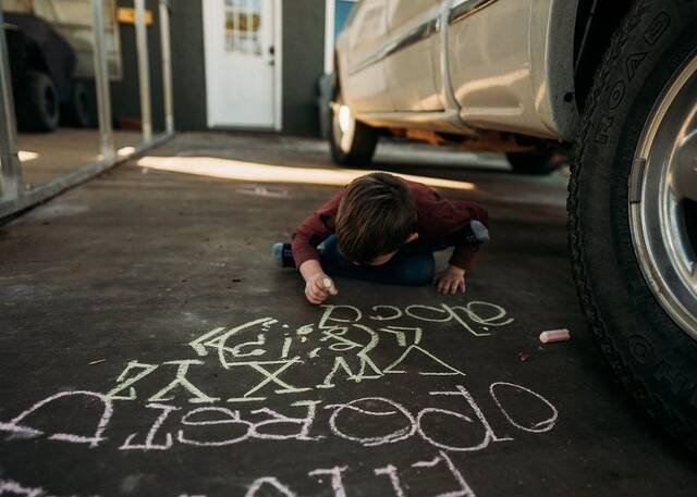 美国新墨西哥州5岁自闭症男童记忆力惊人拼10国语言字母