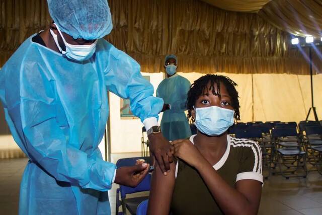 非洲累计新冠确诊病例超900万，第四波疫情蔓延。图片来源：视觉中国
