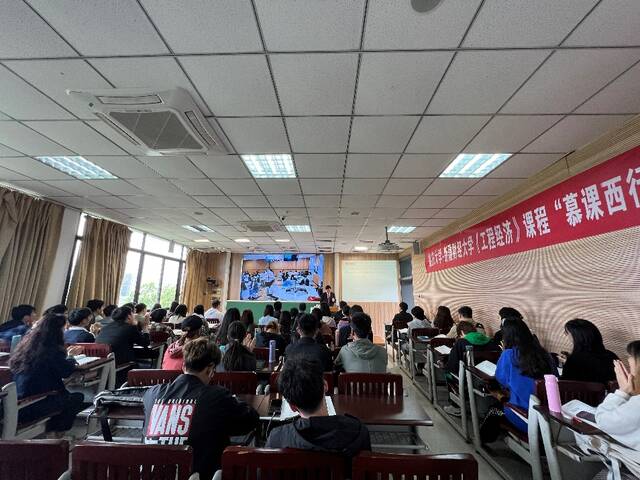 渝疆两地学子跨时空线上同享一门课。重庆大学供图