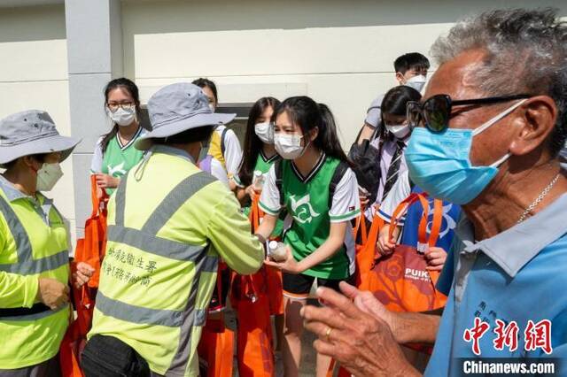 培侨书院学生探访基层清洁员工。粤港澳大湾区青年交流协会供图