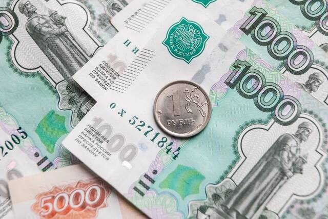 这是2022年4月2日在俄罗斯首都莫斯科拍摄的卢布纸币和硬币。新华社记者白雪骐摄