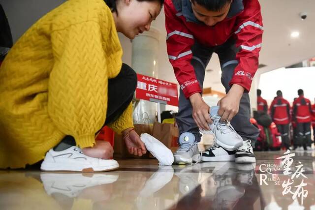 快递员王志浩的妻子特意为他买了一双防水的新鞋邹乐摄