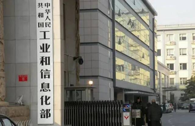 ▲据新华社15日报道，工信部已于近日派出工作组，与上海市有关部门一道，全力做好医疗物资供应保障，推动重点工业企业稳定生产和复工复产，保障产业链供应链运转顺畅。