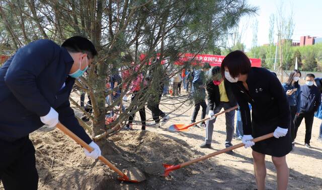 40多国友人参与！第七届“北京国际友好林”植树活动举行