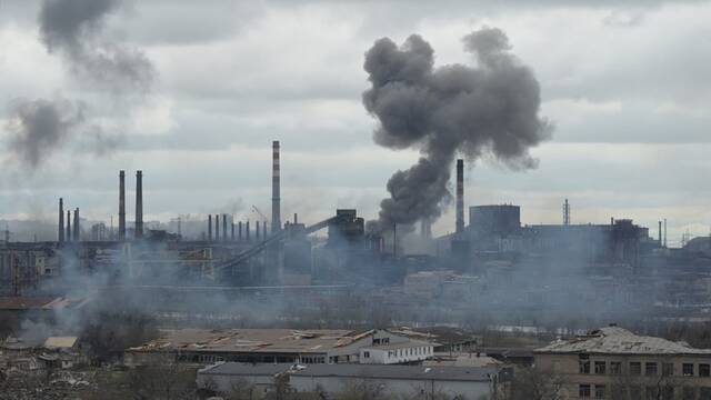 4月14日，马里乌波尔亚速钢铁厂上空升起浓烟。（资料图）