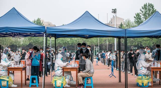 2022年4月16日，西安，西北工业大学长安校区，师生有序进行核酸检测。