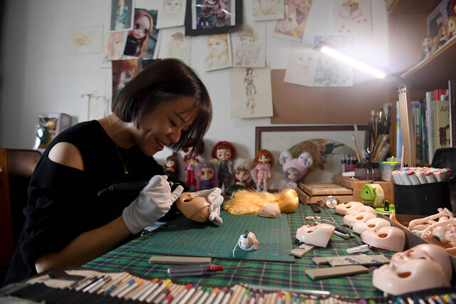广西南宁，80后改娃师黄思林正在给娃娃“换脸”。据介绍，改娃师是对娃娃脸壳进行雕刻上妆制作出定制款的娃娃玩偶。目前“娃圈”的改娃师手工费高达千元，有的甚至高达上万元。