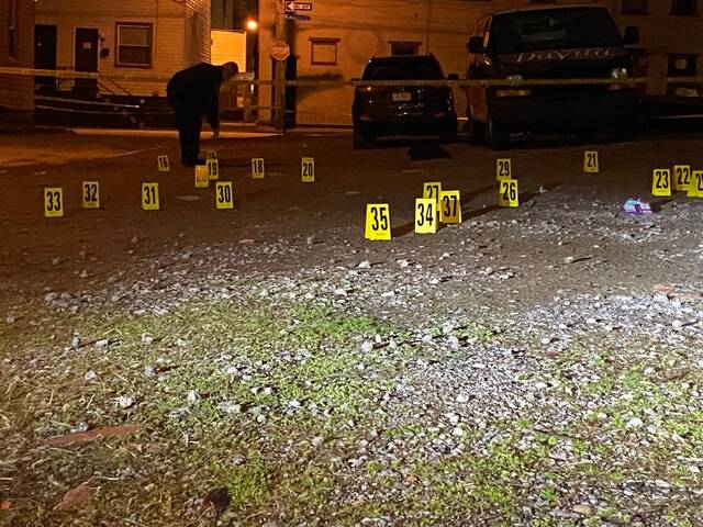 4月17日，警察在美国匹兹堡市枪击事件现场调查。新华社发（匹兹堡市政部门供图）
