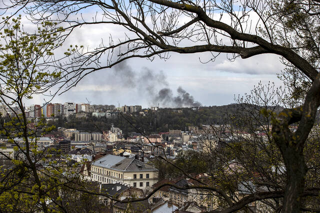 乌克兰西部的利沃夫地区遭到多枚导弹袭击（CNN报道截图）