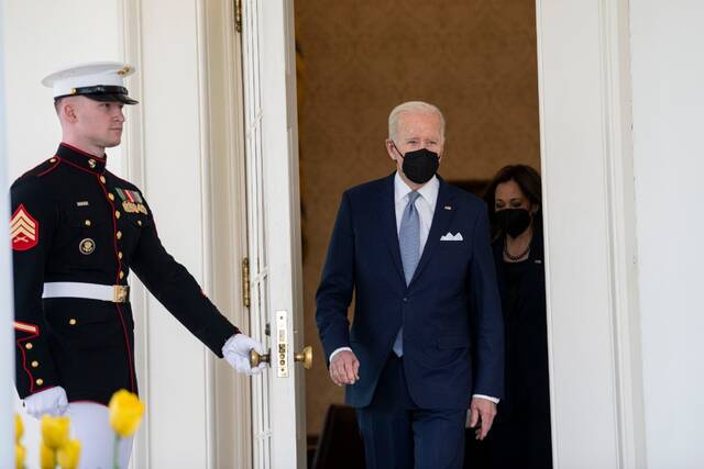 4月11日，美国总统拜登（左二）准备在华盛顿白宫发表讲话。新华社记者刘杰摄