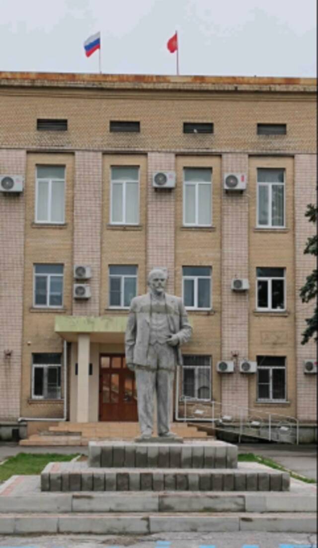 乌克兰格尼奇斯克市议会大楼前竖起列宁的雕像图自外媒