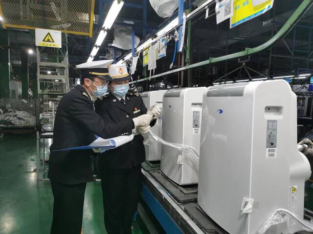 芜湖海关工作人员正在监管出口空调设备。采访对象供图