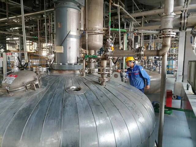 在安庆中拓新材料科技有限公司生产车间，一名工人正在忙碌。采访对象供图