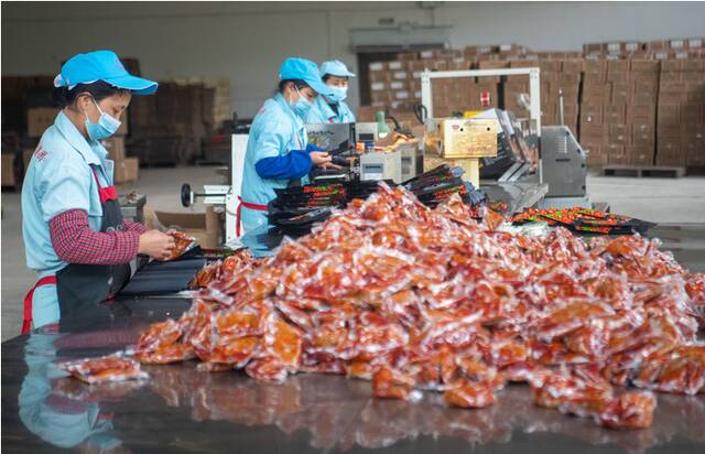 在石柱县龙沙镇一家食品加工企业，工作人员包装以辣椒为原材料的调味品。新华社记者唐奕摄