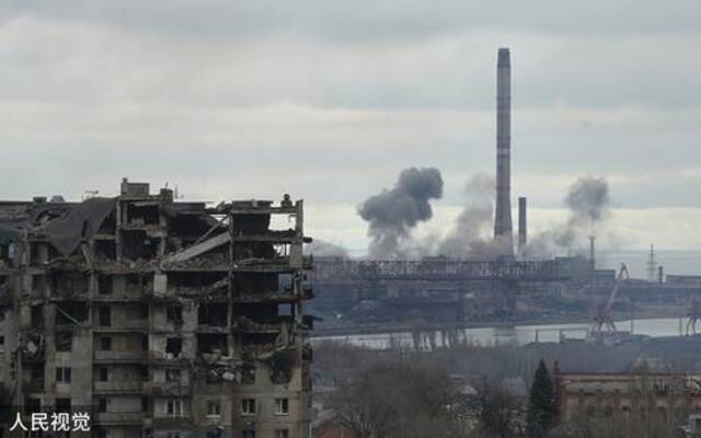 马里乌波尔亚速钢铁厂冒起黑烟（资料图）