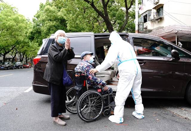 古美社区卫生服务中心司机冯守光把血透患者和家属送回家。新华社记者张建松摄