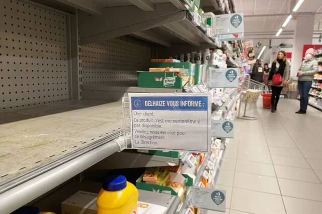 4月1日，在比利时布鲁塞尔一家超市的食用油货架上，部分商品出现短缺情况。图片来源：新华社记者郑焕松摄