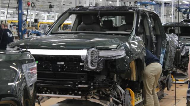 “特斯拉杀手”工厂开放日：Rivian CEO详解战略、产品和竞争