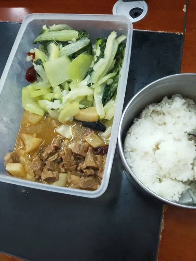 学校食堂午饭。受访者提供