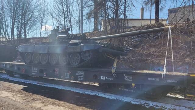 捷克用火车向乌克兰运送坦克画面