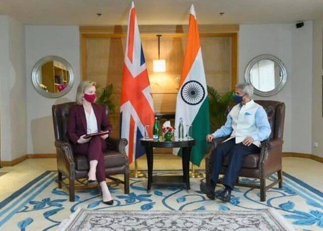 当地时间3月31日，英国外交大臣特拉斯（左）出访印度，会见印度外长苏杰生