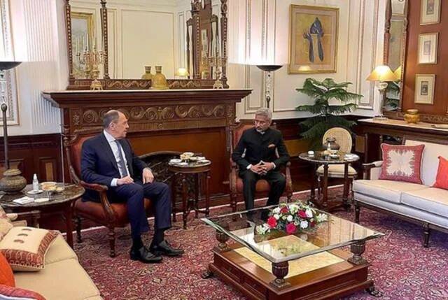 当地时间4月1日，俄罗斯外长拉夫罗夫访问印度，与印度外长苏杰生会面