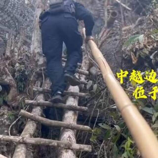 这是一条近90度的边境“天梯”巡逻路