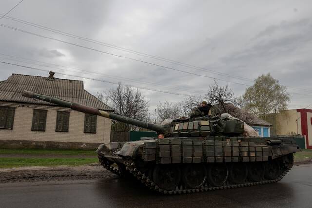 ▲当地时间2022年4月18日，顿巴斯地区，乌克兰军人在街头驾驶坦克。图/IC photo