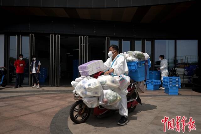 4月10日，上海市黄浦新区，一名骑手即将出发送货。中青报·中青网记者李强/摄