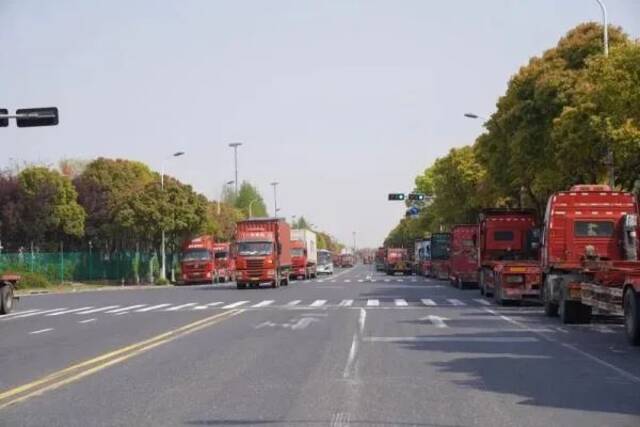 上海外高桥港建路上停留的集卡车辆（图源：新华社）