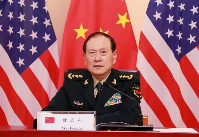 4月20日，国务委员兼国防部长魏凤和应约同美国国防部长奥斯汀通电话。李晓伟摄