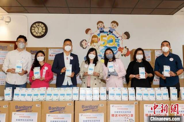 香港抗疫组织向多间学校赠送逾3万件防疫物资