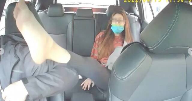 女子不满被劝阻竟将脚伸向司机脸上。图自台媒