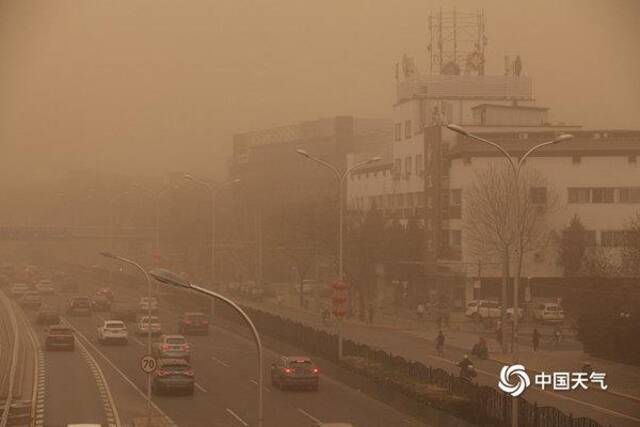 △2021年3月15日，近10年来最强沙尘过程侵袭北京，天空昏黄一片。（图/中国天气网王晓）