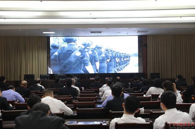 图为河池市中级人民法院及时召开警示教育大会，组织全院干警观看教育警示片。