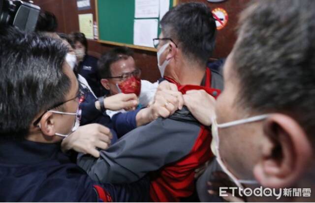 蓝绿“立委”在台立法机构爆发肢体冲突，“绿委”钟佳滨被锁喉。图自台湾“ETtoday新闻云”