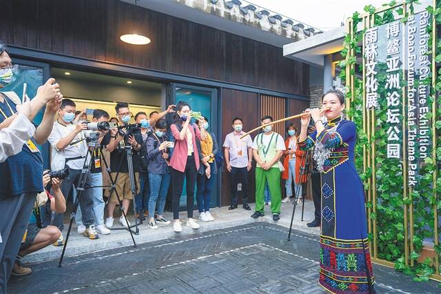 在博鳌亚洲论坛主题公园，媒体记者探访雨林文化展。海南日报记者袁琛摄