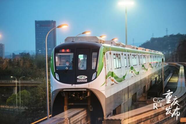 重庆单轨2号线8编组列车进行空载调试。邹乐摄（资料图）