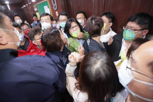 蓝绿爆发激烈肢体冲突（台湾中时新闻网）