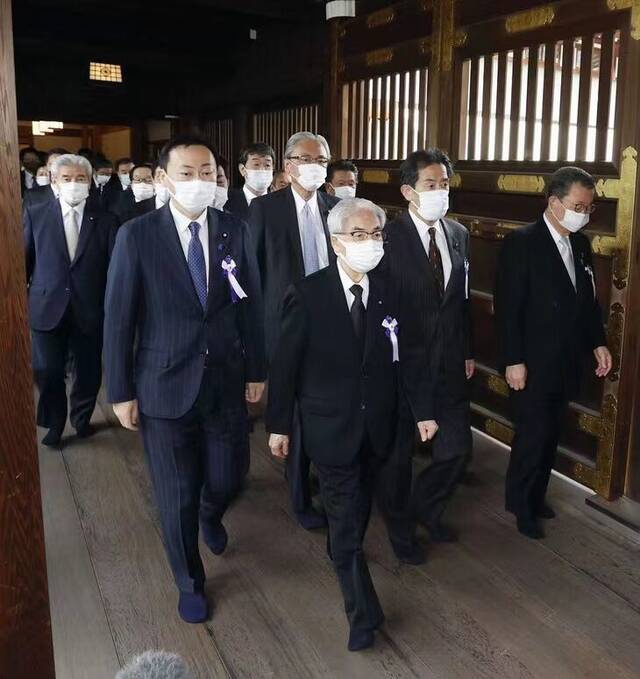 尾辻秀久22日领日本国会议员参拜靖国神社