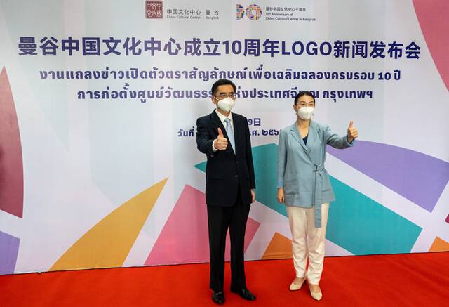 图为曼谷中国文化中心主任阙小华（左）与中国驻泰国大使馆文化参赞常禹萌（右）在新闻发布会上。记者林昊摄