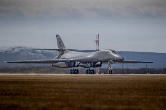 一架B-1B“枪骑兵”轰炸机在跑道上滑行。（美国空军资料图）