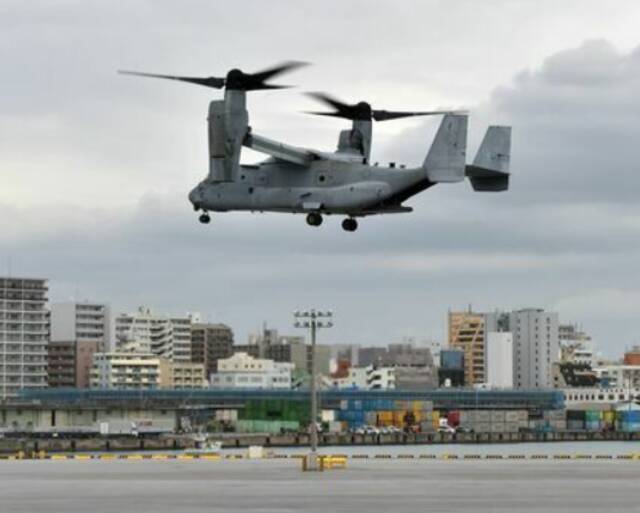 日本冲绳民众称美军飞机日夜扰民。(日本《冲绳时报》)