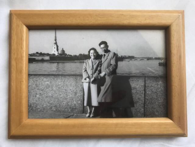 程绪珂和丈夫在列宁格勒（今圣彼得堡）的照片。郭泉真摄来源：上观新闻