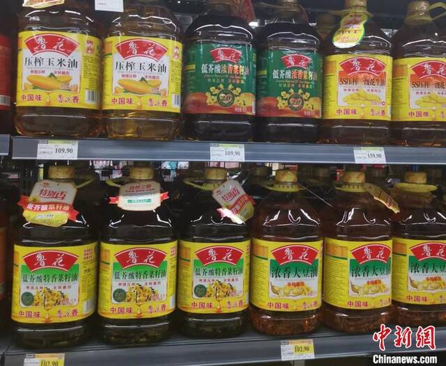 北京市丰台区某超市售卖的鲁花油。中新网记者谢艺观摄