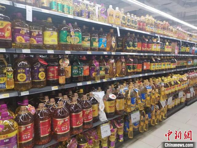 北京市丰台区某超市的食品油售卖区。中新网记者谢艺观摄