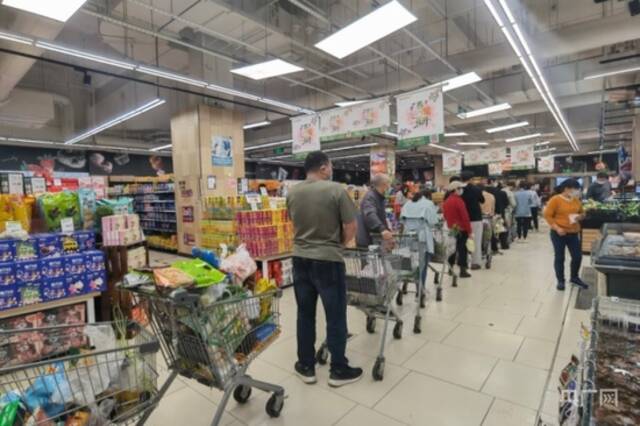 4月23日上午，杭州市上城区彭埠街道永辉超市内市民排起了长队（央广网记者尚天宇摄）