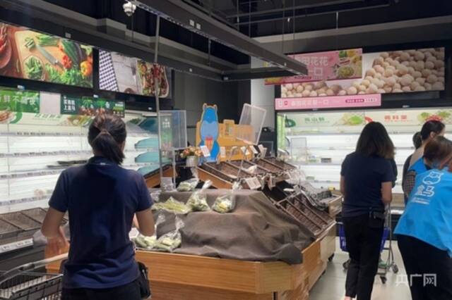 杭州市民“买买买”排队抢菜囤货？记者实地走访杭州多家超市