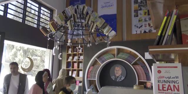 2022年2月重建开业的萨米尔·曼苏尔书店。（视频截图）
