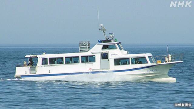 一艘载有26人的观光船在日本北海道失联。（日本NHK电视台报道截图）